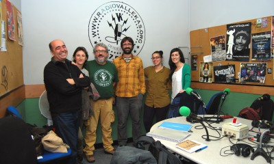 Ruth Caravantes y Daniel García (segunda y tercero, por la derecha), durante una entrevista sobre el proyecto CAS en Radio Vallekas