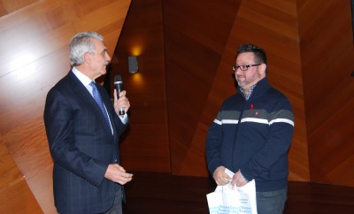 Antonio Prieto entrega el premio al ganador del Concurso de Relatos, Jaime Álvarez Villoria