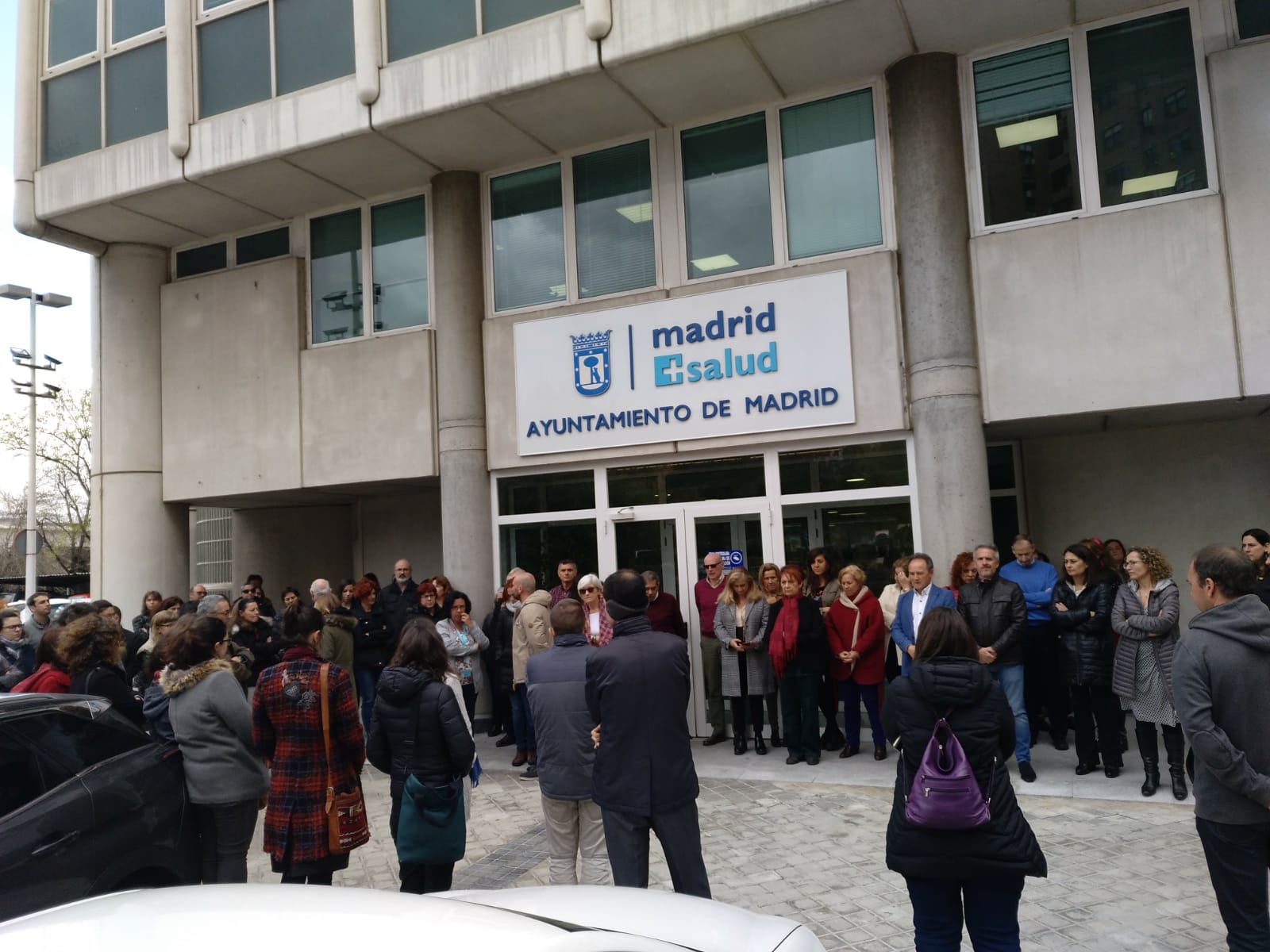 Silencio en Madrid salud por el asesinato de una vecina de Carabanchel