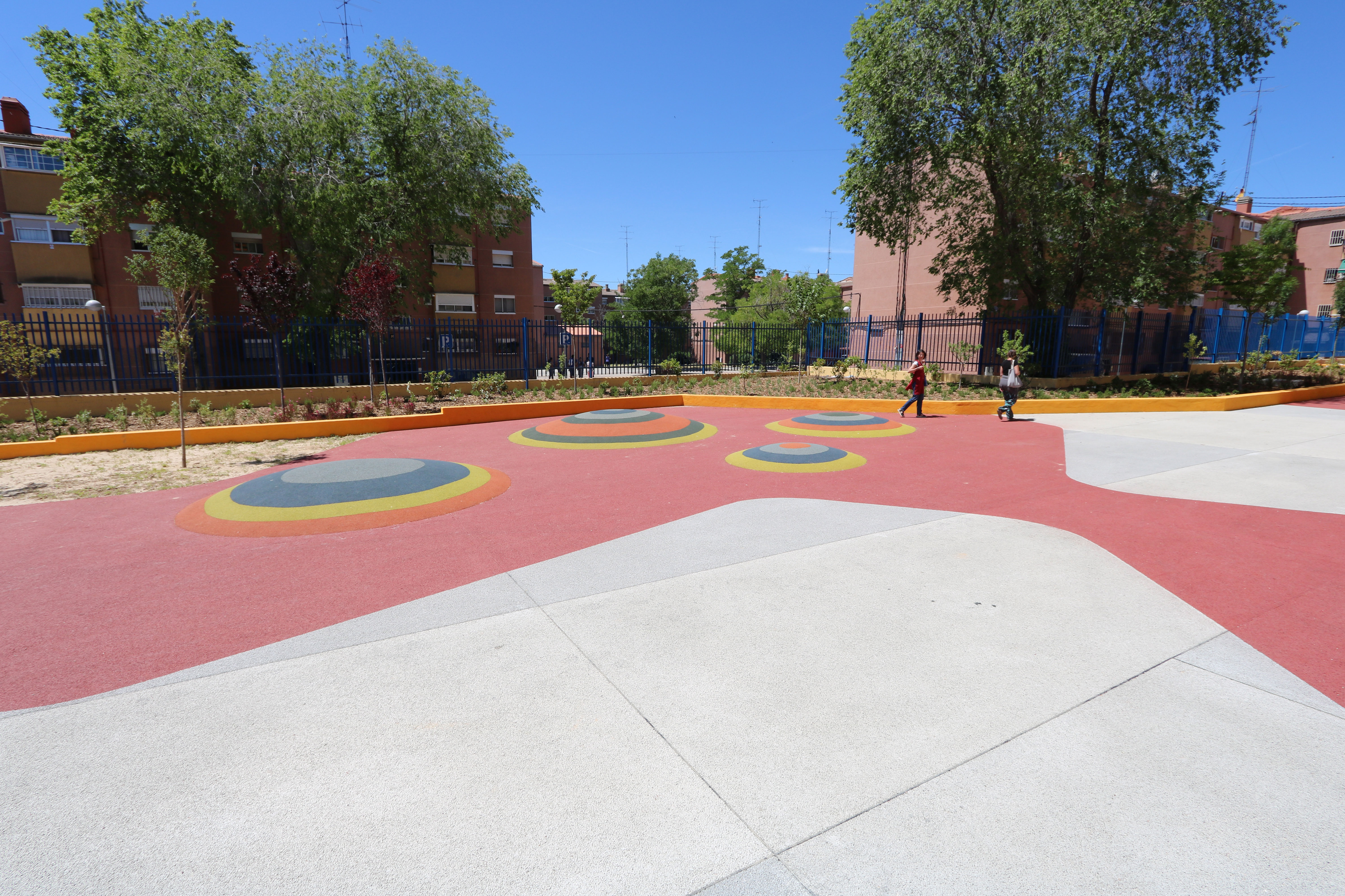 El CEIP Valle Inclán de San Blas-Canillejas estrena patio diseñado en el programa “Cuidados de entornos escolares”