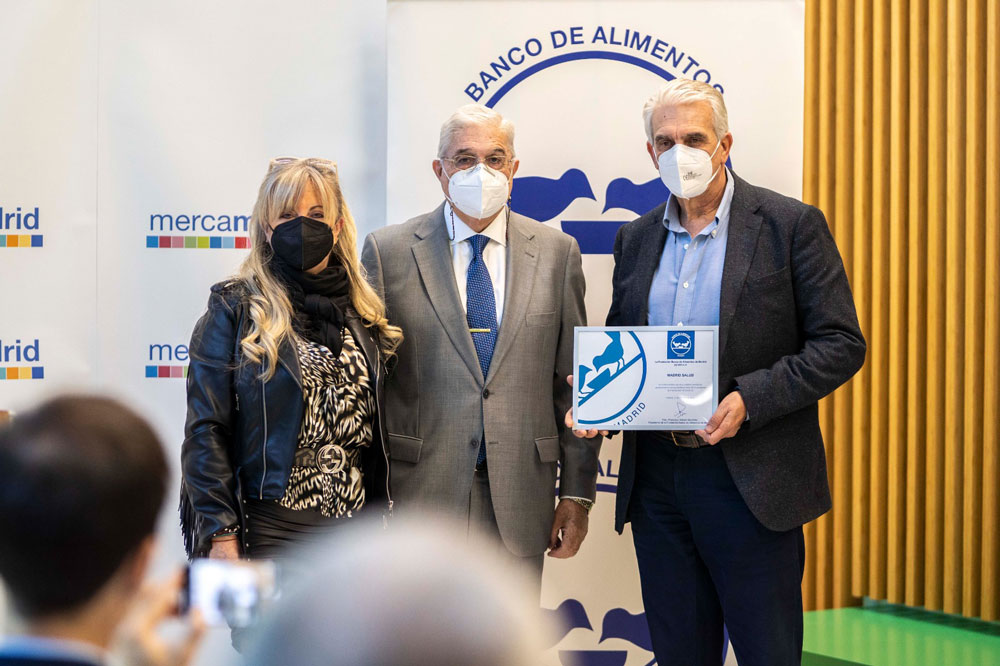 La Fundación Banco de Alimentos de Madrid entrega un diploma a Madrid Salud en agradecimiento a su colaboración durante la pandemia de COVID-19