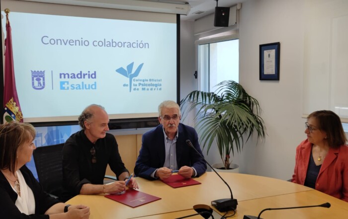 Antonio Prieto Fernández, Gerente de Madrid Salud y José Antonio Luengo Latorre, Decano del Colegio Oficial de Psicología de Madrid firman el convenio de colaboración